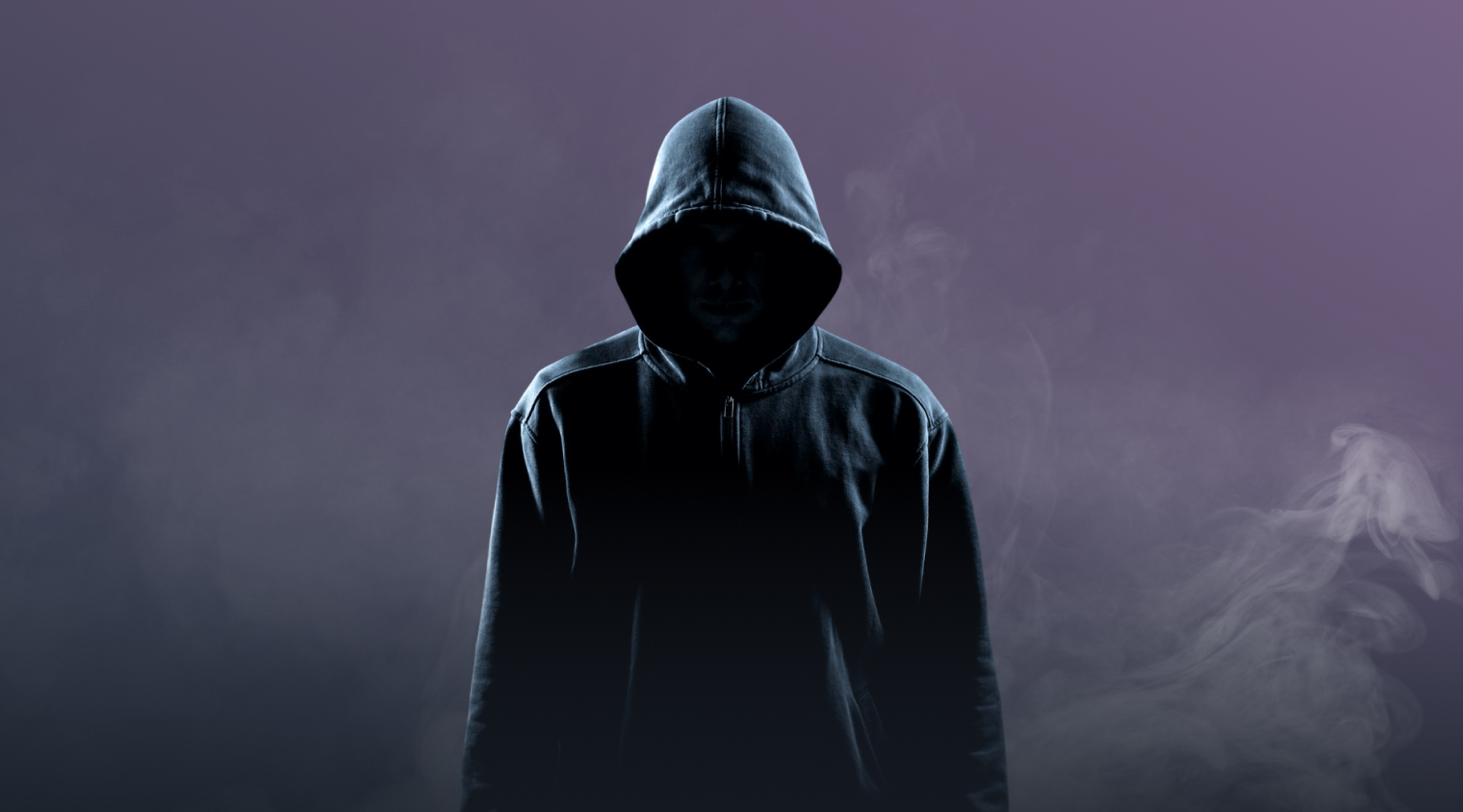 Иллюстрация мошенника в темном капюшоне за компьютером, символизирующего киберугрозы для детей в интернете.